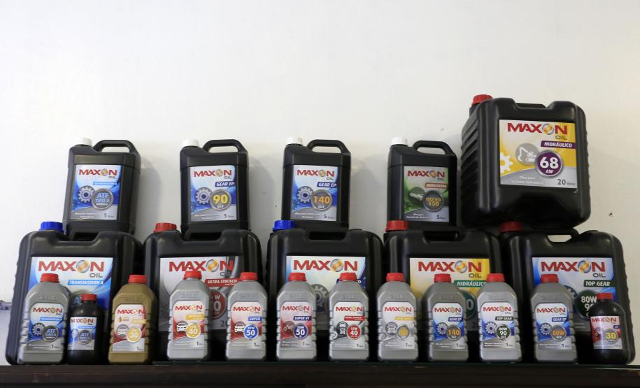 Produtos fabricados pela Teclub, Lubrificantes. Financiamento ajudou a Teclub, de São José dos Pinhais, a montar uma estrutura para passar a fabricar óleos lubrificantes automotivos e industriais.