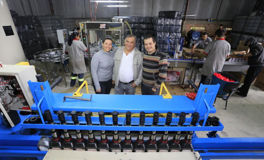 TECLUB - Edson Reis, químico da empresa, Nelson Reis, proprietário e Flavia Gulin, dir. administrativa. Financiamento ajudou a Teclub, de São José dos Pinhais, a montar uma estrutura para passar a fabricar óleos lubrificantes automotivos e industriais.