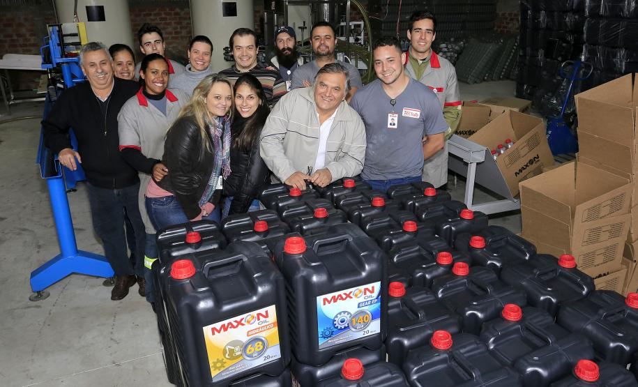 TECLUB - Edson Reis, químico da empresa, Nelson Reis, proprietário e Flavia Gulin, dir. administrativa, com a equipe da empresa. Financiamento ajudou a Teclub, de São José dos Pinhais, a montar uma estrutura para passar a fabricar óleos lubrificantes automotivos e industriais.