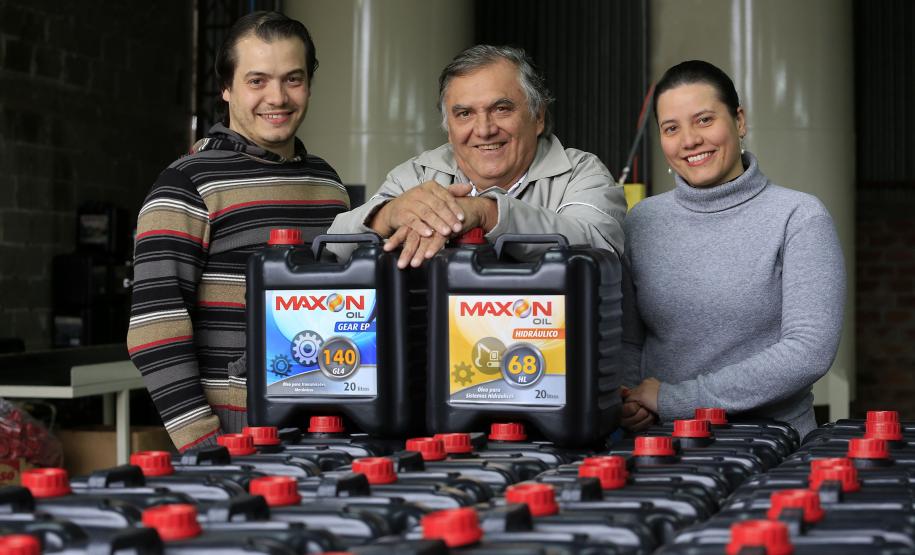 TECLUB - Edson Reis, químico da empresa, Nelson Reis, proprietário e Flavia Gulin, dir. administrativa. Financiamento ajudou a Teclub, de São José dos Pinhais, a montar uma estrutura para passar a fabricar óleos lubrificantes automotivos e industriais.