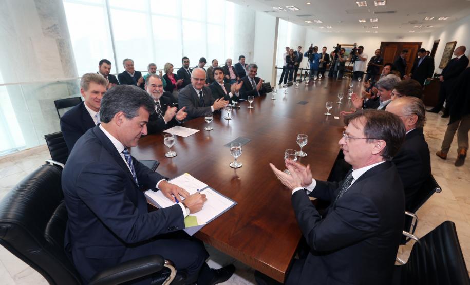 Governador Beto Richa durante assinatura de convênio para a ampliação do Aeroporto de Londrina. Participam do evento o prefeito Alexandre Kireeff e os diretores da Fomento Paraná Luiz Renato Oliveira Jorge Hauly e Omar Sabbag Filho.