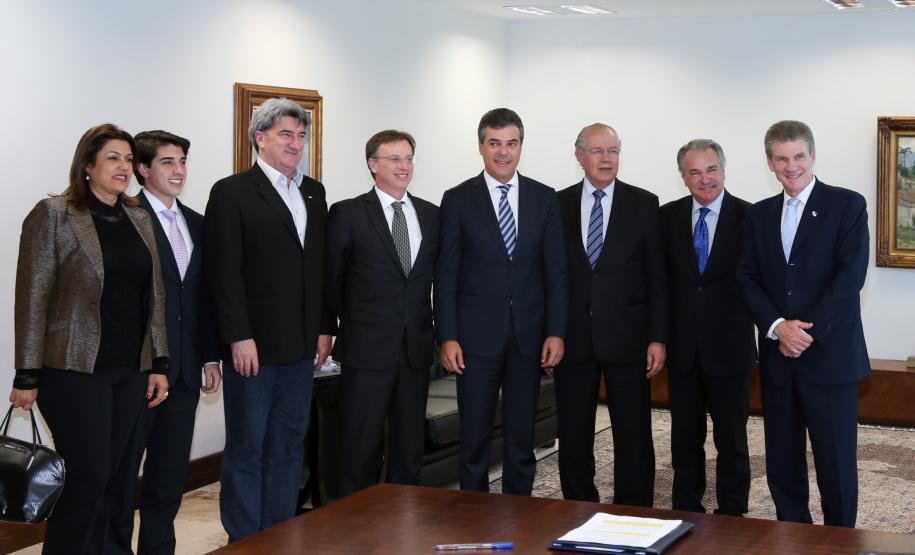 Governador Beto Richa durante assinatura de convênio para a ampliação do Aeroporto de Londrina. Participam do evento o prefeito Alexandre Kireeff e os diretores da Fomento Paraná Luiz Renato Oliveira Jorge Hauly e Omar Sabbag Filho.