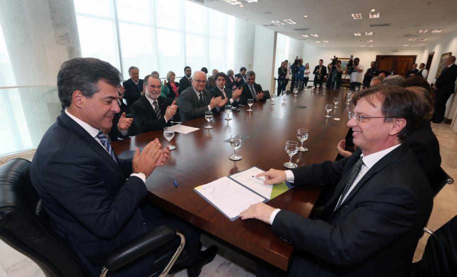 Governador Beto Richa durante assinatura de convênio para a ampliação do Aeroporto de Londrina. Participam do evento o prefeito Alexandre Kireeff e os diretores da Fomento Paraná Luiz Renato Oliveira Jorge Hauly e Omar Sabbag Filho.