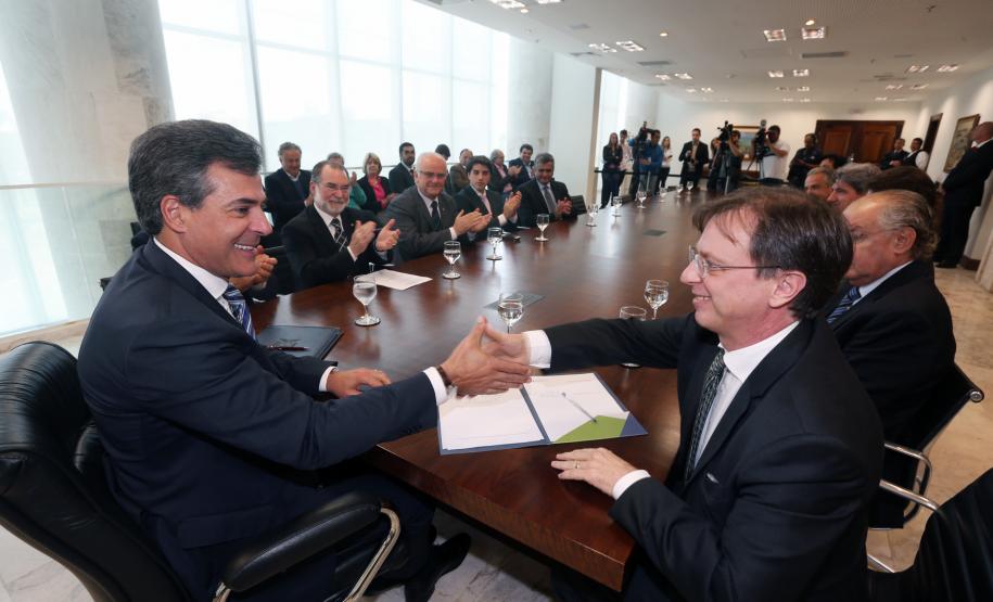 Governador Beto Richa durante assinatura de convênio para a ampliação do Aeroporto de Londrina. Participam do evento o prefeito Alexandre Kireeff e os diretores da Fomento Paraná Luiz Renato Oliveira Jorge Hauly e Omar Sabbag Filho.