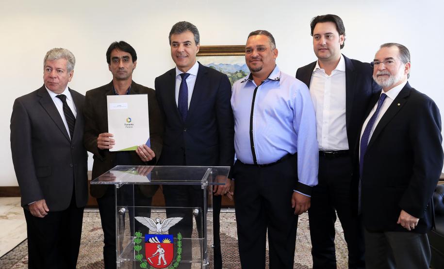 Governador Beto Richa autoriza e  homologa licitações de obras, serviços, compra de maquinários e equipamentos rodoviários para oito municípios: Arapoti, Colorado, Coronel Domingos Soares, Juranda, Mandaguaçu, Mariluz, Sulina e Terra Roxa