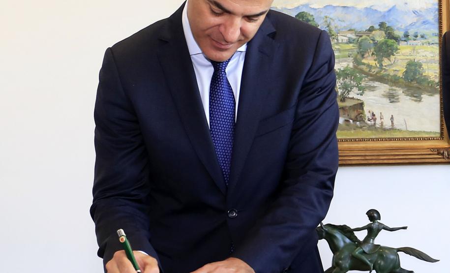 Governador Beto Richa autoriza e  homologa licitações de obras, serviços, compra de maquinários e equipamentos rodoviários para oito municípios: Arapoti, Colorado, Coronel Domingos Soares, Juranda, Mandaguaçu, Mariluz, Sulina e Terra Roxa