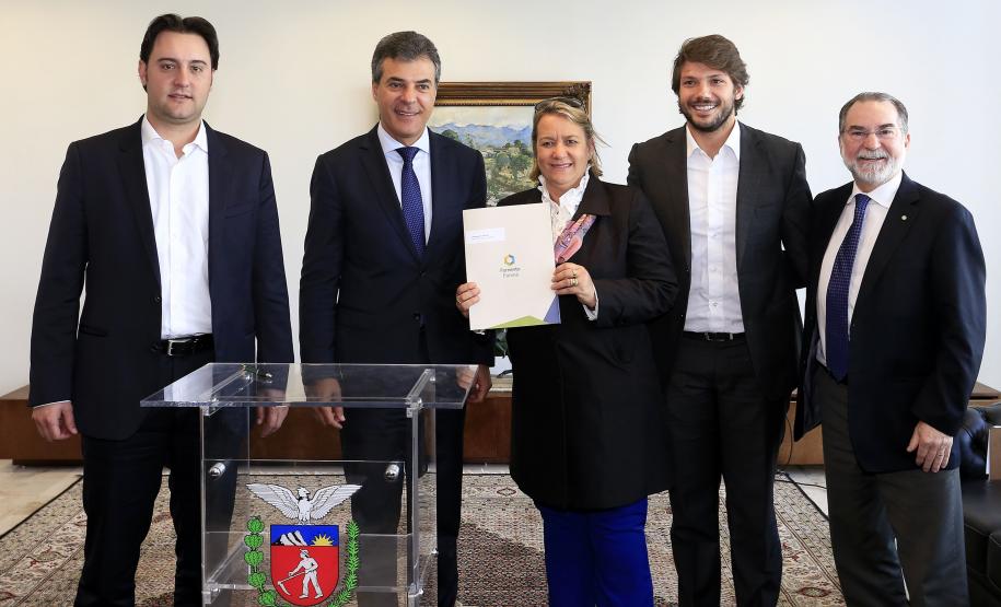 Governador Beto Richa autoriza e  homologa licitações de obras, serviços, compra de maquinários e equipamentos rodoviários para oito municípios: Arapoti, Colorado, Coronel Domingos Soares, Juranda, Mandaguaçu, Mariluz, Sulina e Terra Roxa