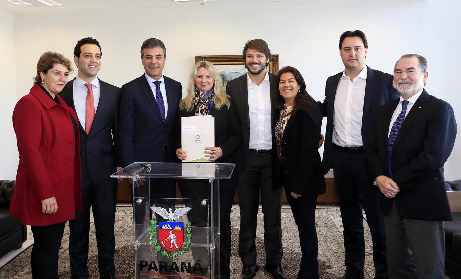 Governador Beto Richa autoriza e  homologa licitações de obras, serviços, compra de maquinários e equipamentos rodoviários para oito municípios: Arapoti, Colorado, Coronel Domingos Soares, Juranda, Mandaguaçu, Mariluz, Sulina e Terra Roxa