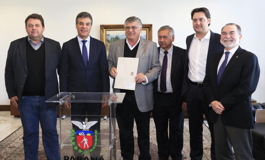 Governador Beto Richa autoriza e  homologa licitações de obras, serviços, compra de maquinários e equipamentos rodoviários para oito municípios: Arapoti, Colorado, Coronel Domingos Soares, Juranda, Mandaguaçu, Mariluz, Sulina e Terra Roxa