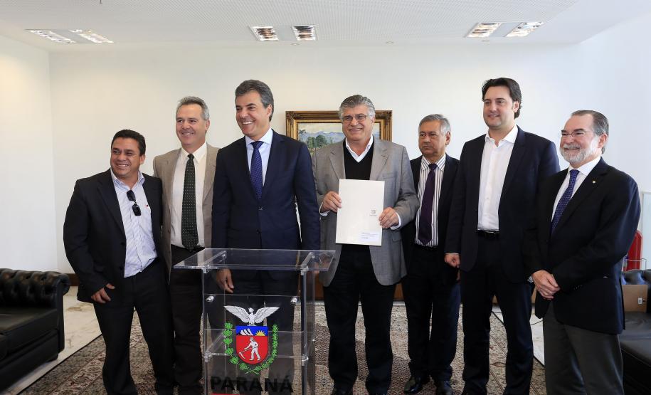 Governador Beto Richa autoriza e  homologa licitações de obras, serviços, compra de maquinários e equipamentos rodoviários para oito municípios: Arapoti, Colorado, Coronel Domingos Soares, Juranda, Mandaguaçu, Mariluz, Sulina e Terra Roxa