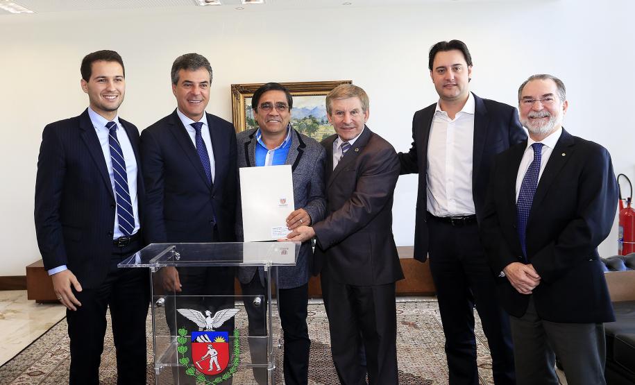 Governador Beto Richa autoriza e  homologa licitações de obras, serviços, compra de maquinários e equipamentos rodoviários para oito municípios: Arapoti, Colorado, Coronel Domingos Soares, Juranda, Mandaguaçu, Mariluz, Sulina e Terra Roxa