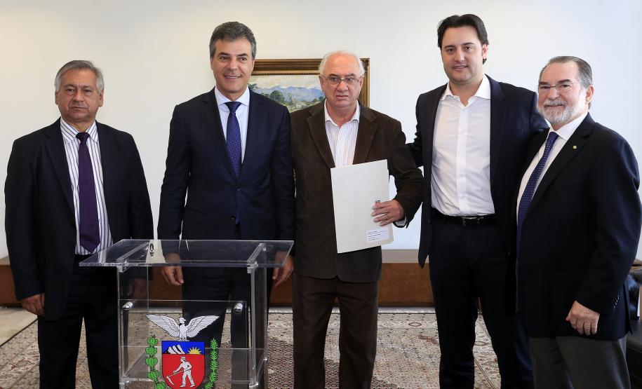 Governador Beto Richa autoriza e  homologa licitações de obras, serviços, compra de maquinários e equipamentos rodoviários para oito municípios: Arapoti, Colorado, Coronel Domingos Soares, Juranda, Mandaguaçu, Mariluz, Sulina e Terra Roxa