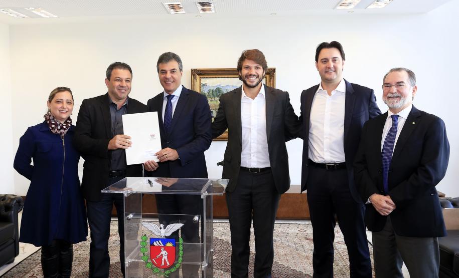 Governador Beto Richa autoriza e  homologa licitações de obras, serviços, compra de maquinários e equipamentos rodoviários para oito municípios: Arapoti, Colorado, Coronel Domingos Soares, Juranda, Mandaguaçu, Mariluz, Sulina e Terra Roxa