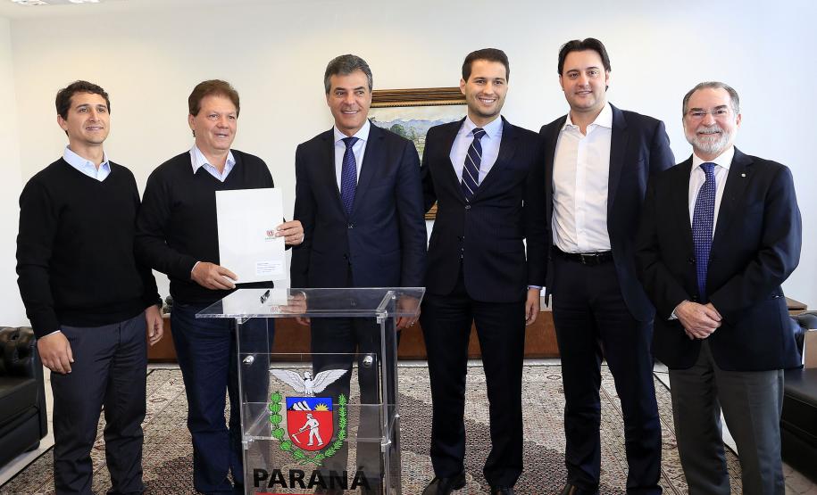 Governador Beto Richa autoriza e  homologa licitações de obras, serviços, compra de maquinários e equipamentos rodoviários para oito municípios: Arapoti, Colorado, Coronel Domingos Soares, Juranda, Mandaguaçu, Mariluz, Sulina e Terra Roxa