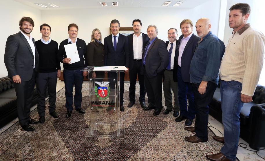 Governador Beto Richa autoriza e  homologa licitações de obras, serviços, compra de maquinários e equipamentos rodoviários para oito municípios: Arapoti, Colorado, Coronel Domingos Soares, Juranda, Mandaguaçu, Mariluz, Sulina e Terra Roxa