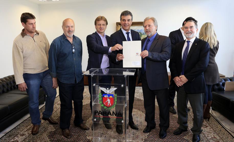 Governador Beto Richa autoriza e  homologa licitações de obras, serviços, compra de maquinários e equipamentos rodoviários para oito municípios: Arapoti, Colorado, Coronel Domingos Soares, Juranda, Mandaguaçu, Mariluz, Sulina e Terra Roxa