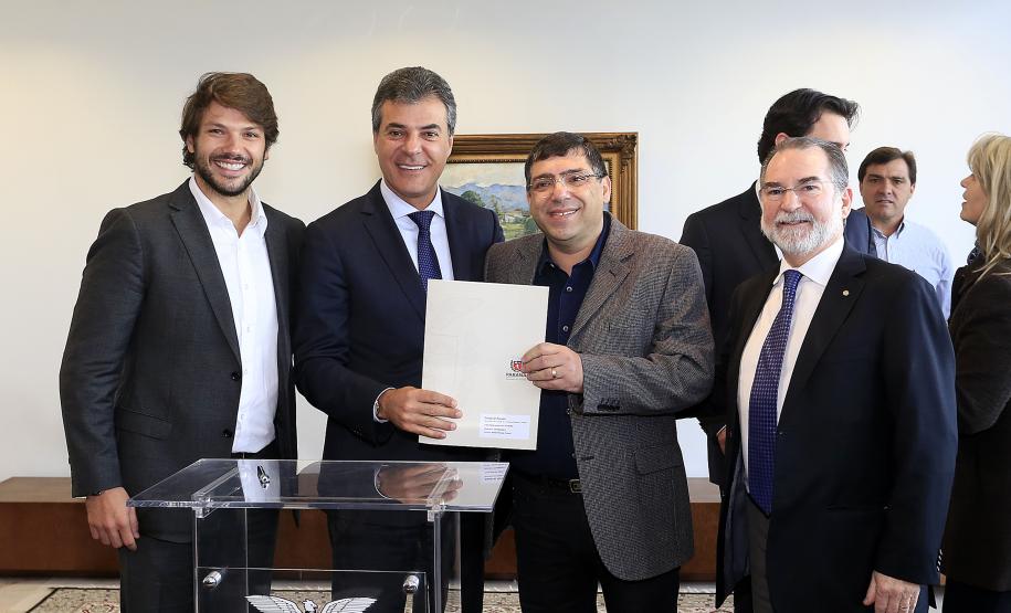 Governador Beto Richa autoriza e  homologa licitações de obras, serviços, compra de maquinários e equipamentos rodoviários para oito municípios: Arapoti, Colorado, Coronel Domingos Soares, Juranda, Mandaguaçu, Mariluz, Sulina e Terra Roxa