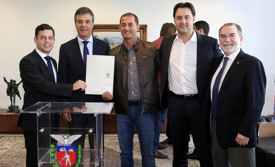 Governador Beto Richa autoriza e  homologa licitações de obras, serviços, compra de maquinários e equipamentos rodoviários para oito municípios: Arapoti, Colorado, Coronel Domingos Soares, Juranda, Mandaguaçu, Mariluz, Sulina e Terra Roxa