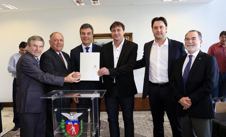 Governador Beto Richa autoriza e  homologa licitações de obras, serviços, compra de maquinários e equipamentos rodoviários para oito municípios: Arapoti, Colorado, Coronel Domingos Soares, Juranda, Mandaguaçu, Mariluz, Sulina e Terra Roxa