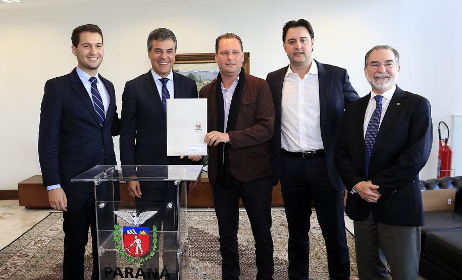 Governador Beto Richa autoriza e  homologa licitações de obras, serviços, compra de maquinários e equipamentos rodoviários para oito municípios: Arapoti, Colorado, Coronel Domingos Soares, Juranda, Mandaguaçu, Mariluz, Sulina e Terra Roxa