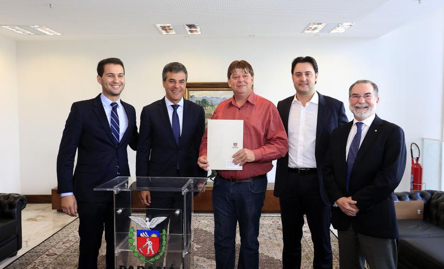 Governador Beto Richa autoriza e  homologa licitações de obras, serviços, compra de maquinários e equipamentos rodoviários para oito municípios: Arapoti, Colorado, Coronel Domingos Soares, Juranda, Mandaguaçu, Mariluz, Sulina e Terra Roxa