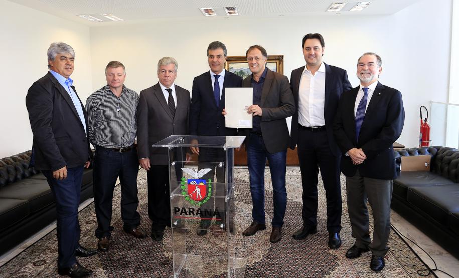 Governador Beto Richa autoriza e  homologa licitações de obras, serviços, compra de maquinários e equipamentos rodoviários para oito municípios: Arapoti, Colorado, Coronel Domingos Soares, Juranda, Mandaguaçu, Mariluz, Sulina e Terra Roxa