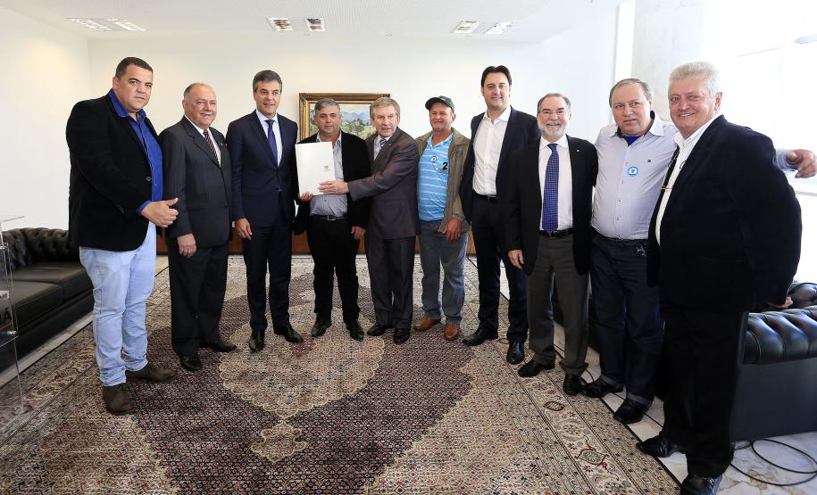 Governador Beto Richa autoriza e  homologa licitações de obras, serviços, compra de maquinários e equipamentos rodoviários para oito municípios: Arapoti, Colorado, Coronel Domingos Soares, Juranda, Mandaguaçu, Mariluz, Sulina e Terra Roxa