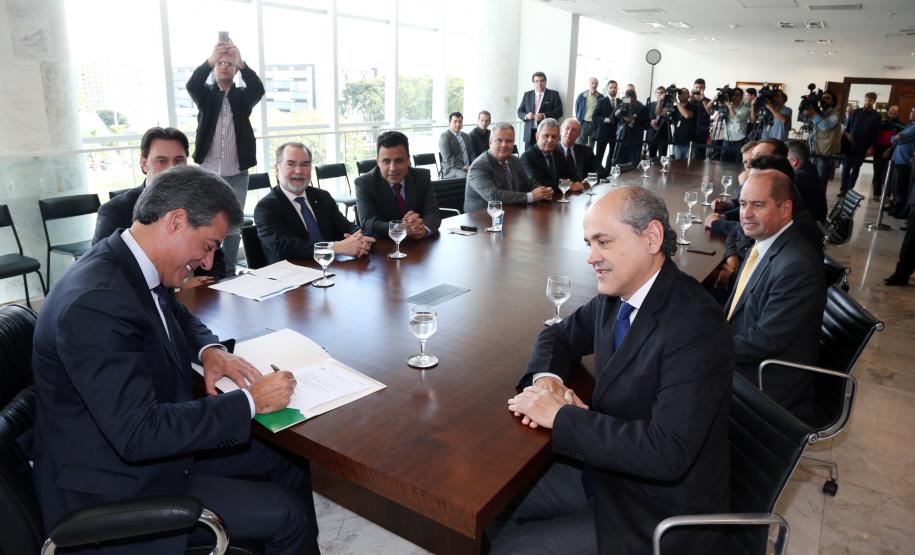 Governador Beto Richa recebe o prefeito de Curitiba Gustavo Fruet e assina autorização de licitação para aquisição de mobiliário para Unidades de Saúde do Bairro Novo e obras de infraestrurura urbana nos bairros Capão da Imbuia e Fazendinha.O investimento é de R$ 16,54 milhões, financiado pelo Governo do Estado. A linha é a do Sistema de Financiamento aos Municípios (SFM), gerenciada pela Fomento Paraná, em parceria com a Secretaria de Desenvolvimento Urbano e ParanaCidade.