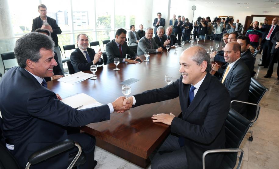 Governador Beto Richa recebe o prefeito de Curitiba Gustavo Fruet e assina autorização de licitação para aquisição de mobiliário para Unidades de Saúde do Bairro Novo e obras de infraestrurura urbana nos bairros Capão da Imbuia e Fazendinha.O investimento é de R$ 16,54 milhões, financiado pelo Governo do Estado. A linha é a do Sistema de Financiamento aos Municípios (SFM), gerenciada pela Fomento Paraná, em parceria com a Secretaria de Desenvolvimento Urbano e ParanaCidade.
