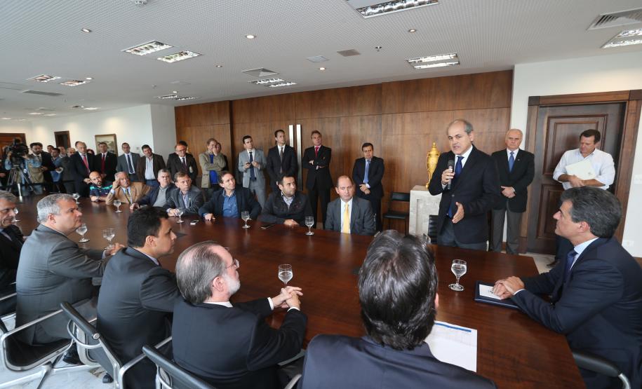 Governador Beto Richa recebe o prefeito de Curitiba Gustavo Fruet e assina autorização de licitação para aquisição de mobiliário para Unidades de Saúde do Bairro Novo e obras de infraestrurura urbana nos bairros Capão da Imbuia e Fazendinha.O investimento é de R$ 16,54 milhões, financiado pelo Governo do Estado. A linha é a do Sistema de Financiamento aos Municípios (SFM), gerenciada pela Fomento Paraná, em parceria com a Secretaria de Desenvolvimento Urbano e ParanaCidade.