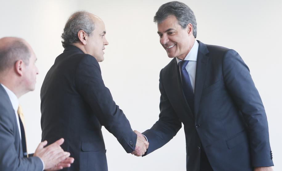 Governador Beto Richa recebe o prefeito de Curitiba Gustavo Fruet e assina autorização de licitação para aquisição de mobiliário para Unidades de Saúde do Bairro Novo e obras de infraestrurura urbana nos bairros Capão da Imbuia e Fazendinha.O investimento é de R$ 16,54 milhões, financiado pelo Governo do Estado. A linha é a do Sistema de Financiamento aos Municípios (SFM), gerenciada pela Fomento Paraná, em parceria com a Secretaria de Desenvolvimento Urbano e ParanaCidade.