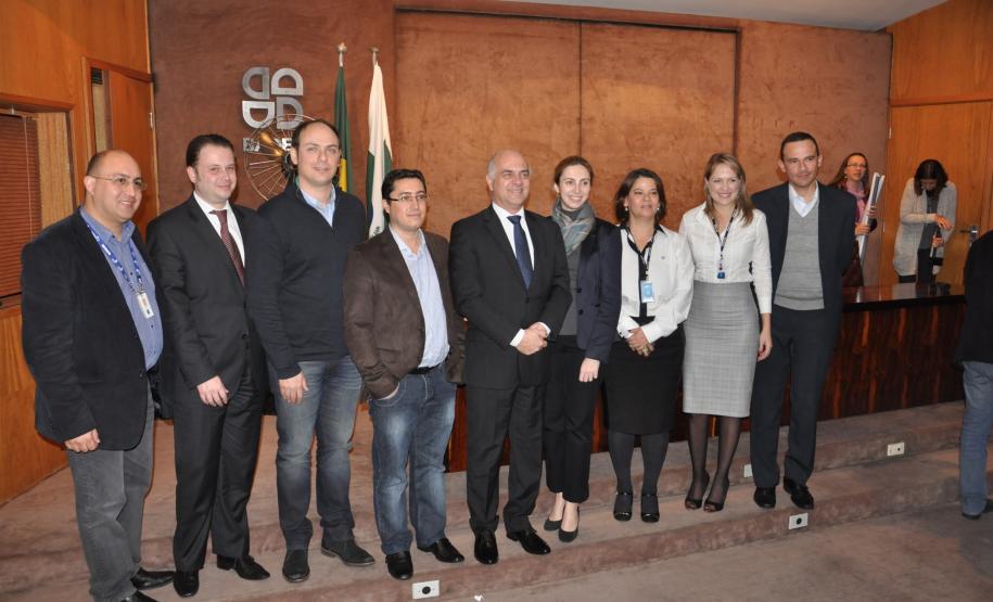 Representantes da Innovare Química do Brasil assinam contrato da linha Inovacred com a Fomento Paraná.