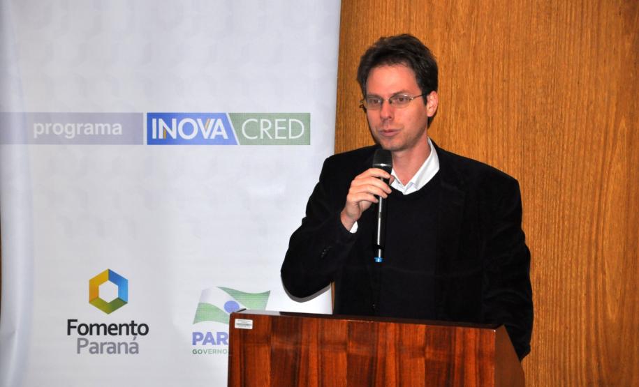 Representantes da Base Sólida Equipamentos assinam contrato da linha Inovacred com a Fomento Paraná.