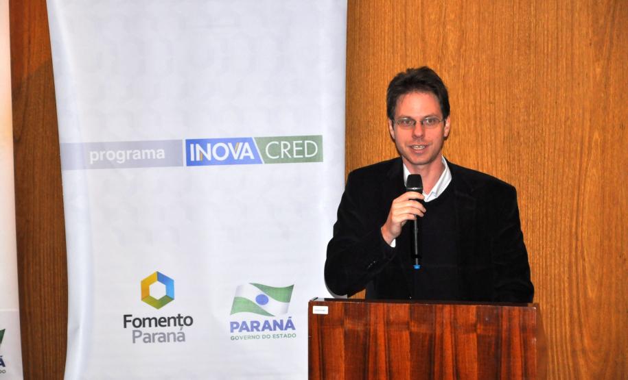 Representantes da Base Sólida Equipamentos assinam contrato da linha Inovacred com a Fomento Paraná.