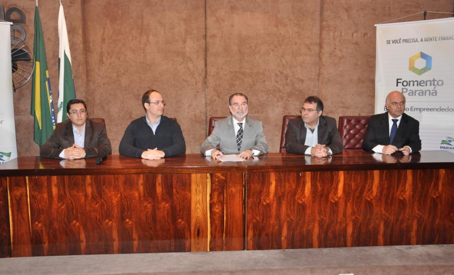 Representantes da Innovare Química do Brasil assinam contrato da linha Inovacred com a Fomento Paraná.