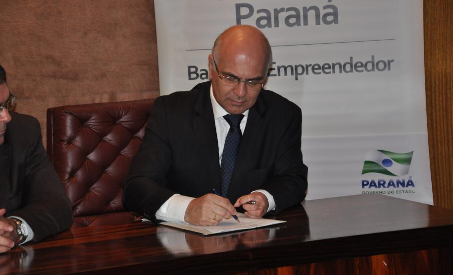 Representantes da Innovare Química do Brasil assinam contrato da linha Inovacred com a Fomento Paraná.