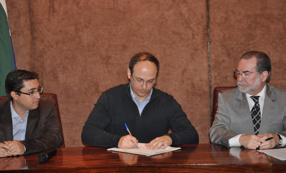 Representantes da Innovare Química do Brasil assinam contrato da linha Inovacred com a Fomento Paraná.