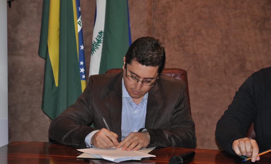 Representantes da Innovare Química do Brasil assinam contrato da linha Inovacred com a Fomento Paraná.