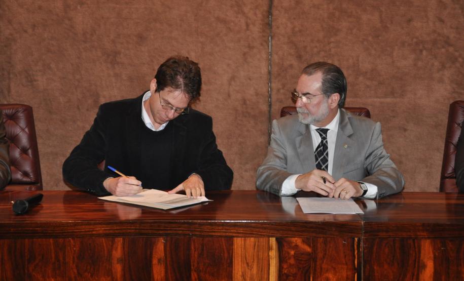 Representantes da Base Sólida Equipamentos assinam contrato da linha Inovacred com a Fomento Paraná.