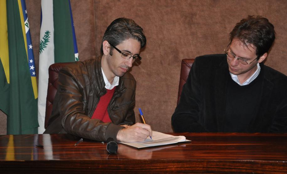 Representantes da Base Sólida Equipamentos assinam contrato da linha Inovacred com a Fomento Paraná.