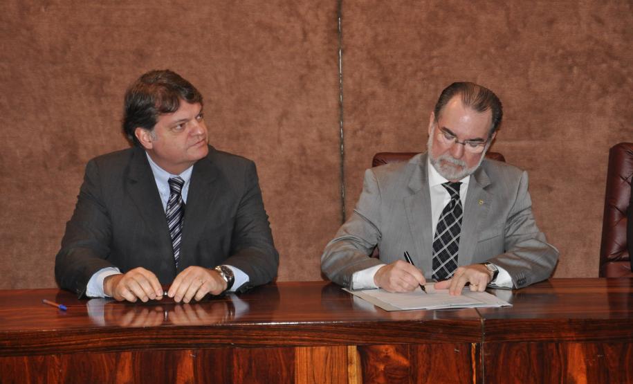 Representantes da WNI Equipamentos Eletrônicos assinam contrato da linha Inovacred com a Fomento Paraná.