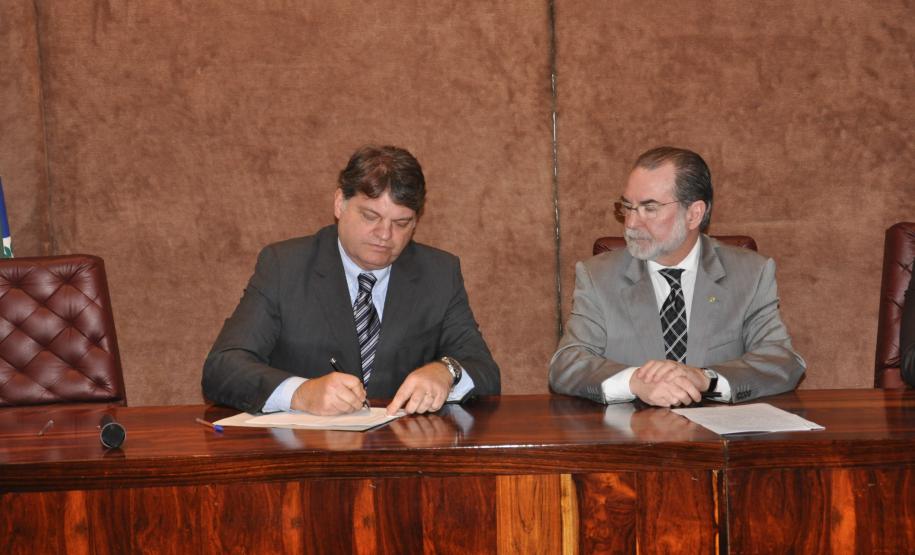 Representantes da WNI Equipamentos Eletrônicos assinam contrato da linha Inovacred com a Fomento Paraná.