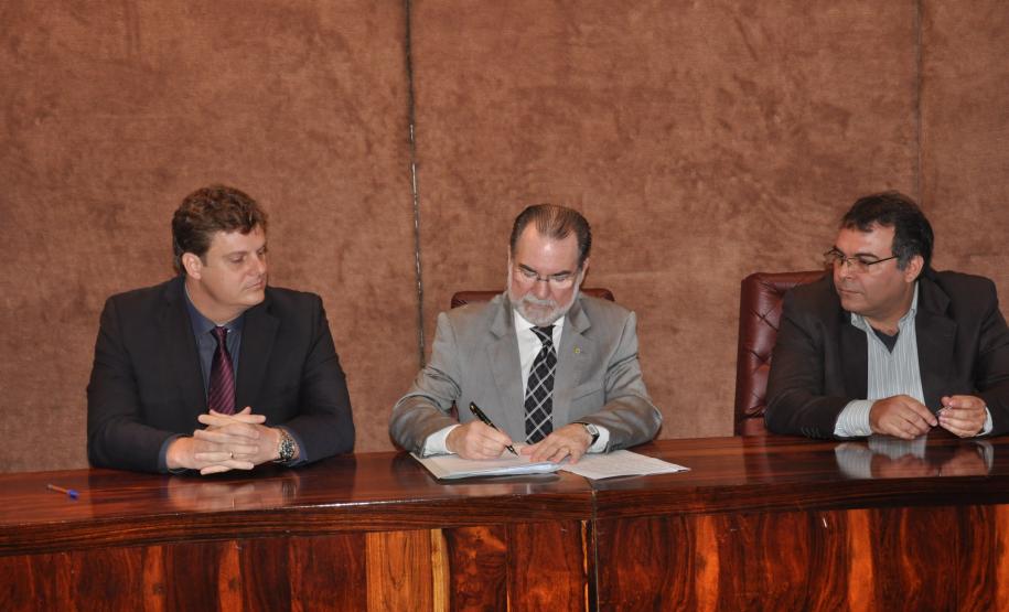 Representantes da Mais Empresas Telecomunicações assinam contrato da linha Inovacred com a Fomento Paraná.