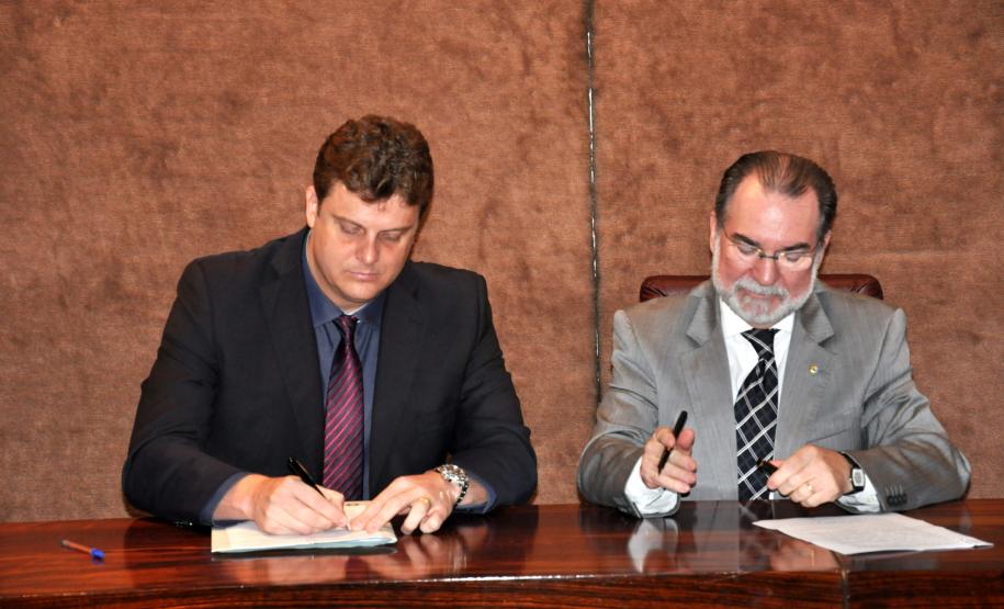 Representantes da Mais Empresas Telecomunicações assinam contrato da linha Inovacred com a Fomento Paraná.