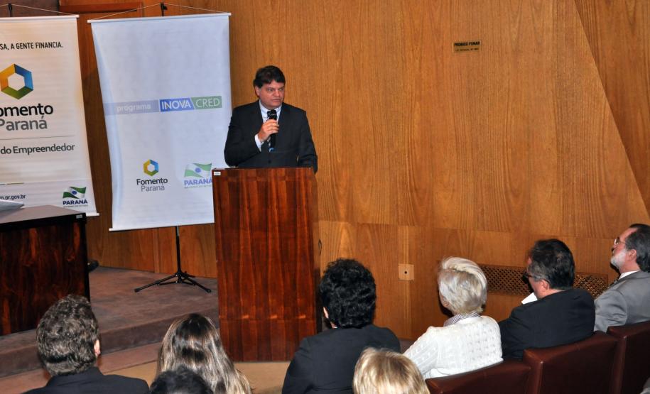 Representantes da WNI Equipamentos Eletrônicos assinam contrato da linha Inovacred com a Fomento Paraná.