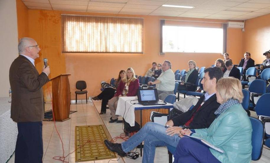 O diretor de operações do Setor Público da Fomento Paraná, Omar Sabbag Filho, participa de encontro da Amocentro, em Pitanga, no Centro-Sul do Estado.