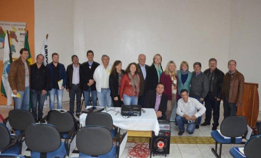 Encontro da Amocentro, em Pitanga, no Centro-Sul do Estado, com a participação da Fomento paraná, para apresentar linhas de financiamento para obras de infraestrutura e aquisição de equipamentos rodoviários para os municípios.
