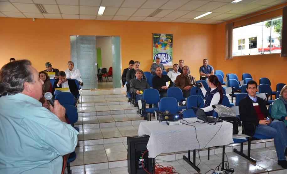 Encontro da Amocentro, em Pitanga, no Centro-Sul do Estado, com a participação da Fomento paraná, para apresentar linhas de financiamento para obras de infraestrutura e aquisição de equipamentos rodoviários para os municípios.