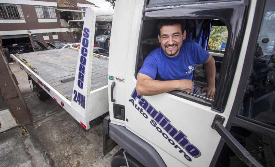 Paulo Alves dos Santos, mecânico e guincheiro, financiou seu guincho com recursos da Fomento Paraná. Curitiba, 22/07/2015. Foto: Pedro Ribas/ANPr