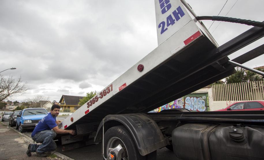 Paulo Alves dos Santos, mecânico e guincheiro, financiou seu guincho com recursos da Fomento Paraná. Curitiba, 22/07/2015. Foto: Pedro Ribas/ANPr